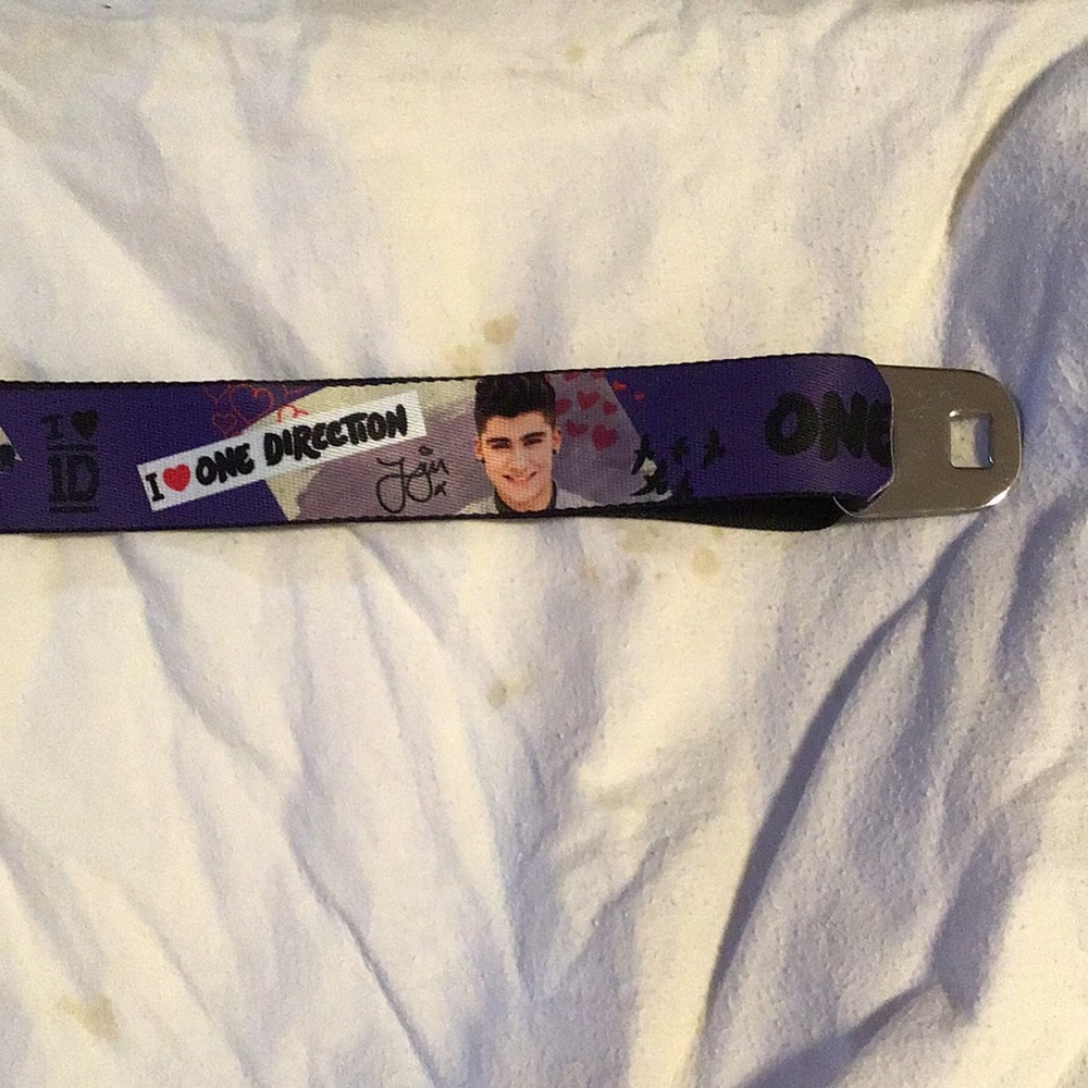 One direction adjustable “buckle” belt. Brand new never worn price tag still on.